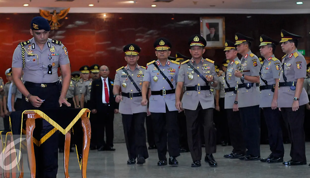 Irjen Pol Tito Karnavian (keempat kiri) saat mengikuti upacara serah terima jabatan di Mabes Polri, Jakarta, Jumat (12/6/2015). Irjen Pol Tito Karnavian resmi menjabat sebagai Kapolda Metro Jaya menggantikan Unggung Cahyono. (Liputan6.com/Johan Tallo)