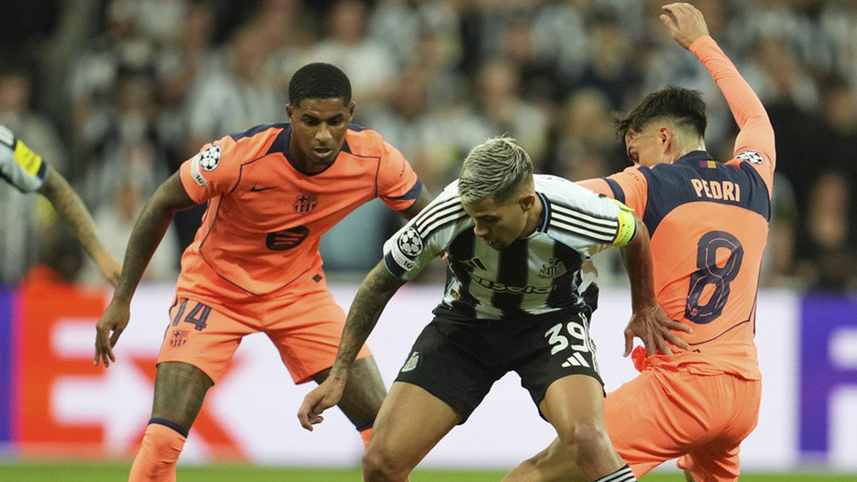 Usai Bawa Barcelona Menang di Kandang Newcastle, Pedri Dapat Penggemar Baru: Legenda Man United!