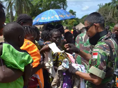 Citizen6, Kongo: Satgas Kizi TNI mengadakan bakti sosial di desa Kiliwa Dungu, Kongo dengan mengadakan kegiatan penyerahan baju layak pakai kepada tentara Kongo Kiliwa, anak-anak, remaja dan orang dewasa sebanyak 300 orang. (Pengirim: Badarudin Bakri)