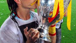Bek Spanyol Sergio Ramos mencium trofi setelah timnya memenangkan pertandingan final kejuaraan Euro 2008 atas Jerman di stadion Ernst-Happel di Wina, Austria pada 29 Juni 2008. Dalam pengumuman tersebut, bek Paris Saint-Germain tersebut mengungkapkan bahwa pelatih baru tim Spanyol, Luis De la Fuente tak lagi mempunyai rencana untuknya di tim senior. (AFP/JOE KLAMAR)