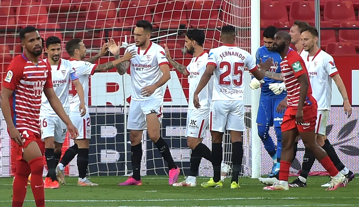 Pada menit ke-53, gelandang Lucas Ocampos (tengah) memperbesar keunggulan Sevilla atas Granada menjadi 2-0 lewat golnya pada menit ke-53. (AFP/Cristina Quicler)