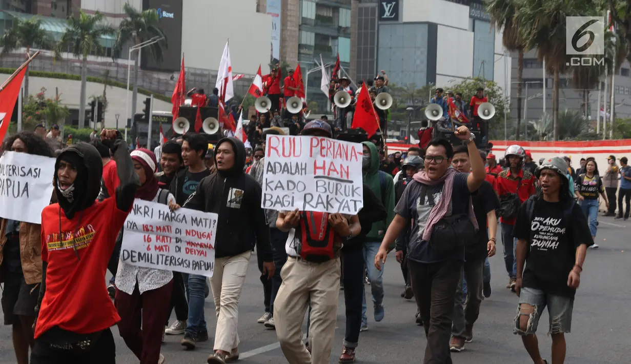 Massa dari berbagai elemen membawa poster menuju gedung DPR, di kawasan Bundaran Hotel Indonesia (HI), Jakarta, Selasa (25/9/2019). Dengan berjalan kaki, mereka akan menggelar aksi unjuk rasa di depan DPR menolak sejumlah revisi dan rancangan UU yang menuai polemik. (Liputan6.com/Angga Yuniar)