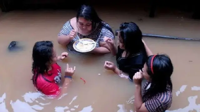6 Potret Orang Makan dengan Santai Saat Banjir Ini Bikin Geleng Kepala