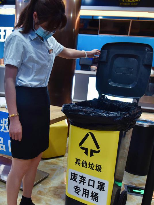 Tempat sampah khusus untuk membuang masker bekas disiapkan di sebuah bioskop di Rugao, Provinsi Jiangsu, China, 19 Juli 2020. Bioskop di area-area berisiko rendah di China diizinkan kembali beroperasi mulai 20 Juli menyusul perkembangan positif terkait situasi epidemi COVID-19. (Xinhua/Wu Shujian)