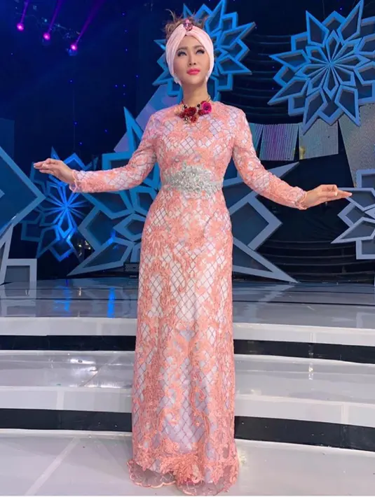 Dengan menggunakan busana berwarna peach yang senada dengan turban, Inul Daratista tampil sangat memesona. Gaya fashionnya tersebut membuat dirinya makin terlihat begitu fashionable bila tampil di berbagai acara. (Liputan6.com/IG/@inul.d)