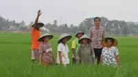 Usai berbincang dengan para petani Joko Widodo tampak berfoto bersama dengan para petani. Jawa Tengah,Jumat (13/6/14) (Liputan6.com/Herman Zakharia)