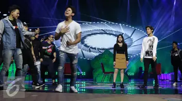 Aktris Prilly Latuconsina, Aliando Syarief dan Teuku Rassya saat latihan drama musikal di Istora Senayan, Jakarta, Senin (22/8). Prilly, Aliando dan Rassya akan tampil di HUT SCTV ke-26 pada Rabu (24/8). (Liputan6.com/Herman Zakharia)