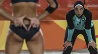 Pevoli pantai putri Mesir, Doaa Elghobashy, menjadi atlet voli pantai pertama yang berhijab saat bertanding di ajang olimpiade. (EPA/Antonio Lacerda)