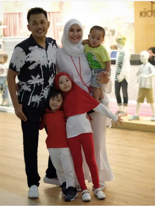 Saat ditemui di kawasan Tendean, Jakarta Selatan, Senin (28/8), perempuan 29 tahun itu tidak memberikan jawabapan pasti. Salah satu alasannya adalah lantaran kehamilannya belum berusia tiga bulan. (Instagram/zaskiadyamecca)