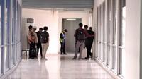 Bupati Kolaka Timur, Abdul Azis diberangkatkan ke Jakarta dengan dikawal ketat oleh empat penyidik Komisi Pemberantasan Korupsi (KPK) (Istimewa)