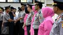 Kapolri Jenderal Badrodin Haiti memberikan ucapan selamat kepada Kapolda Papua Brigjen Paulus Waterpauw usai upacara kenaikan pangkat di Rupatama Mabes Polri, Jakarta, Kamis (3/9/2015). Paulus naik pangkat dari Brigjen ke Irjen.(Liputan6.com/Yoppy Renato)