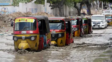 Sejumlah tuktuk melewati jalan yang banjir setelah hujan lebat di Mogadishu, Somalia, Senin (13/11/2023). Sejak Oktober, banjir yang disebabkan oleh hujan deras telah menyebabkan hampir setengah juta orang mengungsi dan mengganggu kehidupan lebih dari 1,2 juta orang, serta menyebabkan kerusakan parah pada infrastruktur sipil terutama di wilayah Gedo di Somalia selatan, kata para pejabat. (AP Photo/Farah Abdi Warsameh)