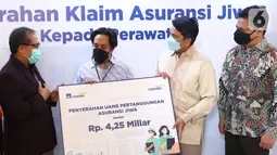 PT AXA Mandiri Financial Services (AXA Mandiri) dan PT Bank Mandiri (Persero) Tbk (Bank Mandiri) menyerahkan klaim tahap pertama sebesar Rp 4,25 miliar kepada 170 tenaga kesehatan yang gugur saat menangani COVID-19. di Jakarta, Kamis (26/8/2021). (Liputan6.com/HO/Alwi)