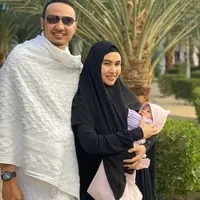 Kartika Putri dan Habib Usman selama di Mekkah bersama anak pertama mereka.(Instagram @kartikaputriworld)