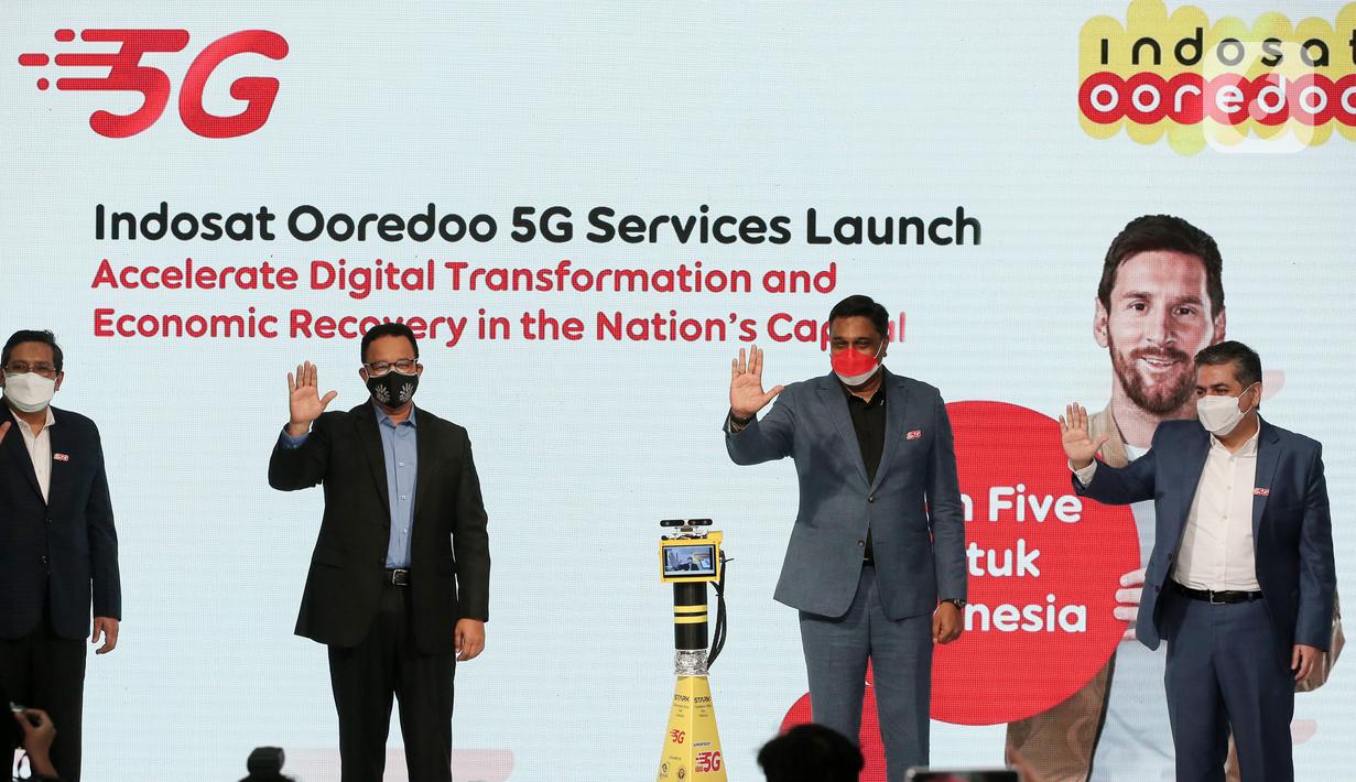 Director and COO Indosat Ooredoo Vikram Sinha (kedua kanan), Director and CFO Eyas Assaf, Gubernur DKI Jakarta Anies Baswedan (kedua kiri), dan Dirjen Sumberdaya dan PPI Kominfo Ismail foto bersama saat peluncuran layanan 5G Indosat Ooredoo di Jakarta Kamis (26/8/2021). (Liputan6.com/Fery Pradolo)