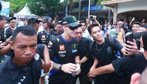 Pembalap Monster Energy Yamaha, Fabio Quartararo dan Alex Rins, tiba di SMAN 2 Mataram, Nusa Tenggara Barat (NTB), Rabu (1/10/2025). (Bola.com/M Iqbal Ichsan)