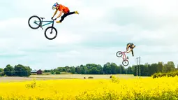 Dawid Godziek dan Martin Soederstroem saat melakukan aksi gaya bebas di Imagination Park, Swedia pada 14 Juli 2016. (REUTERS)