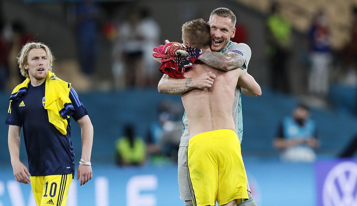 Kiper Swedia, Robin Olsen bersama rekan setim merayakan hasil imbang 0-0 di akhir pertandingan. (Foto: AP/Pool/Jose Manuel Vidal)