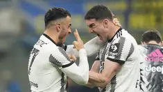 Gelandang Juventus, Filip Kostic berselebrasi dengan Dusan Vlahovic setelah mencetak gol pembuka timnya ke gawang Inter Milan pada laga Liga Italia atau  Serie A 2022/2023 giornata ke-27 di Stadio Giuseppe Meazza, Senin (20/3/2023) dini hari WIB. (AP Photo/Antonio Calanni)