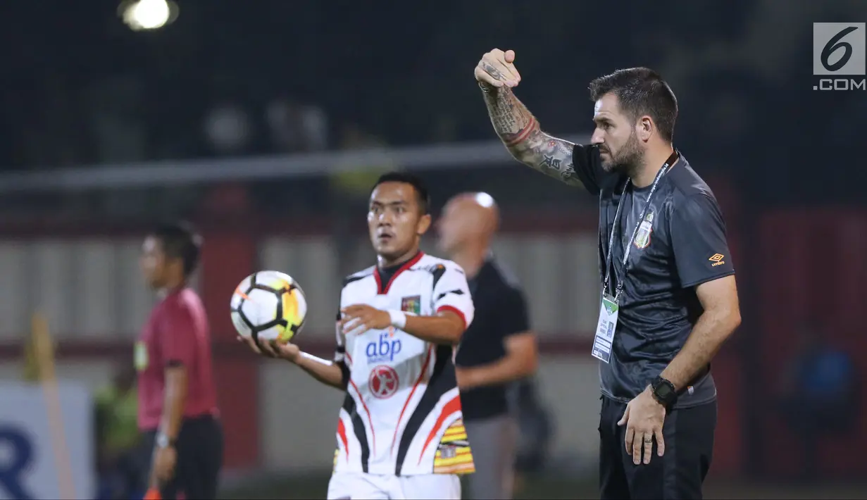 Pelatih Bhayangkara FC, Simon Mc Menemy memberi arahan saat melawan Mitra Kukar pada lanjutan Go-Jek Liga 1 Indonesia 2018 bersama Bukalapak di Stadion PTIK Jakarta, Kamis (17/5). (Liputan6.com/Helmi Fithriansyah)