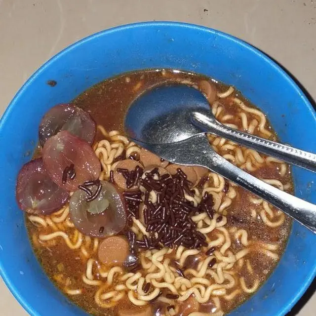 6 Potret Mi Instan Pakai Topping Rasa Cokelat Ini Bikin Geleng Kepala