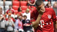 Franck Ribery melakoni laga terakhirnya bersama Bayern Munchen saat bersua Eintracht Frankfurt pada pertandingan pekan ke-34 Bundesliga Jerman di Allianz Arena, Sabtu (18/5/2019). (AFP/John MacDougall)