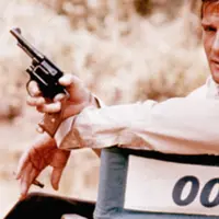 Roger Moore di lokasi syuting film James Bond pada tahun 1972.