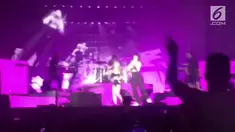 Dua Lipa menggelar konser di Shanghai, China. Beberapa penggemar ditarik paksa oleh petugas karena dianggap tidak mengikut peraturan konser berlangsung.
