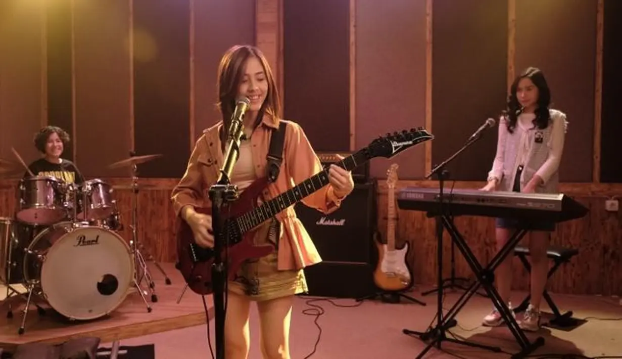 Bisa dinikmati berbagai usia, Virgo and the Sparklings hadir dengan kisah yang ringan dan menghibur. Elemen musik pun menjadi sesuatu yang segar dalam film ini. [Foto: Disney+ Hotstar]