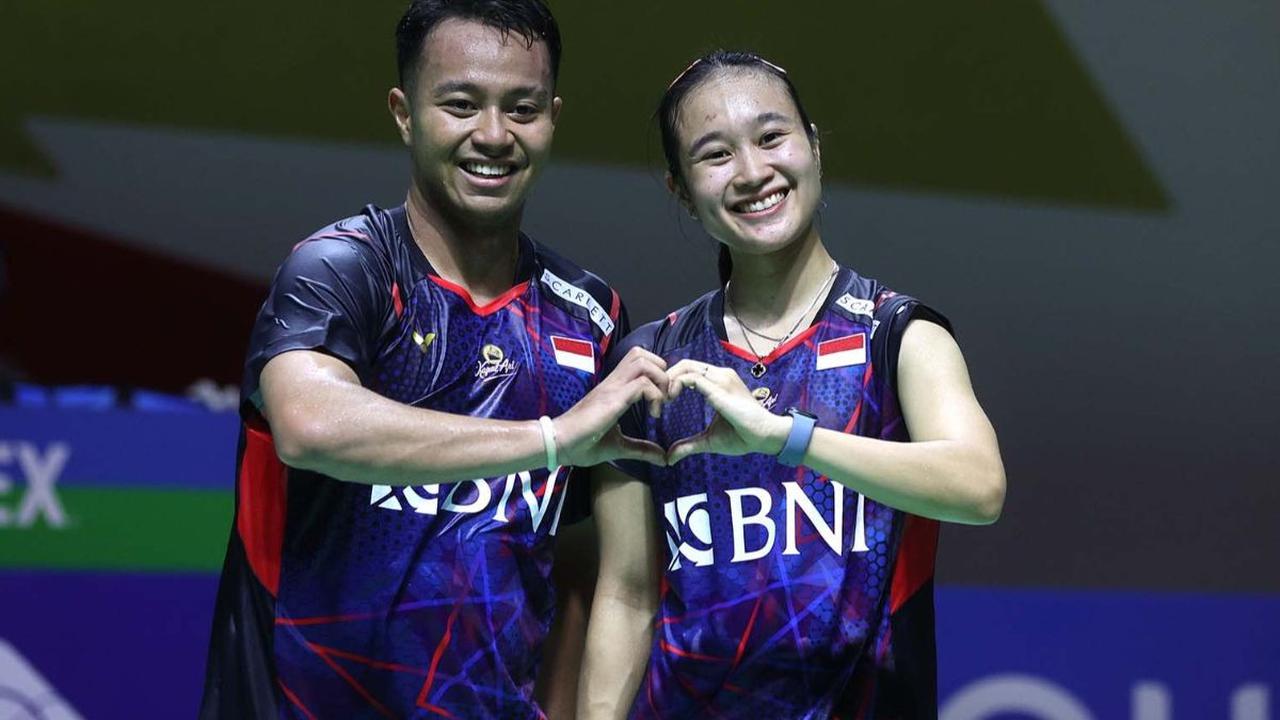 Senyum manis terpancar di wajah pasangan ganda campuran Indonesia, Rehan Naufal Kusharjanto/Lisa Ayu Kusumawati seusai bertanding dalam babak 16 besar Indonesia Masters 2024 di Istora Gelora Bung Karno, Senayan, Jakarta, Kamis (25/1/2024). Foto: Bola.com/