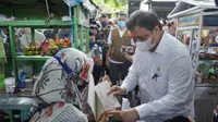 Menko Airlangga Hartarto menyalurkan bantuan PKL ke pedagang di Mataram. (Istimewa)