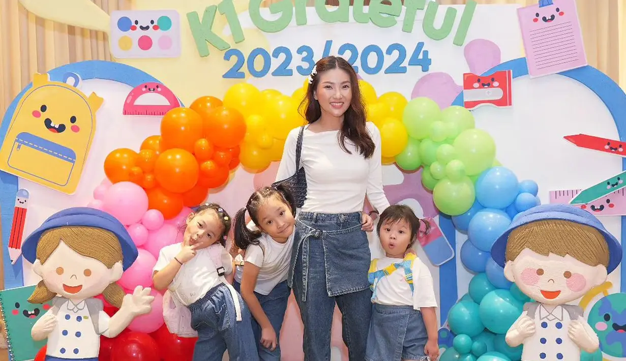 Gemasnya gaya Sarwendah yang pakai outfit serasi dengan kedua anak-anaknya. Atasan putih dan bawahan denim yang semakin membuatnya terlihat awet muda. [Foto: Instagram/sarwendah29]