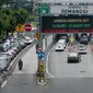 Suasana arus lalu lintas di area gerbang tol Semanggi 2, Jakarta, Selasa (14/3). Pembayaran gerbang tol nontunai atau secara elektronik tersebut ditergatkan rampung pada akhir 2017. (Liputan6.com/Faizal Fanani)