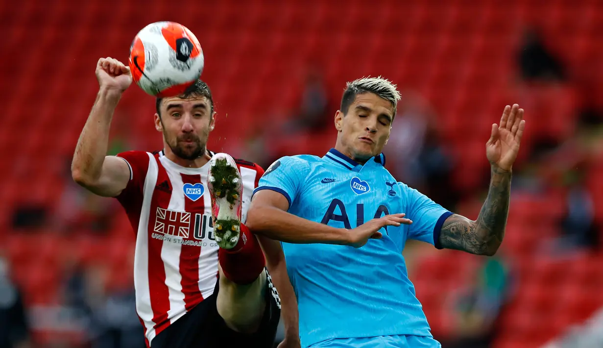 Gelandang Tottenham Hotspur, Erik Lamela berebut bola dengan pemain Sheffield United, Enda Stevens pada pertandingan lanjutan Liga Inggris di Bramall Lane di Sheffield, Inggris (2/7/2020). Sheffield United menang telak 3-1 atas Tottenham. (Jason Cairnduff/Pool via AP)