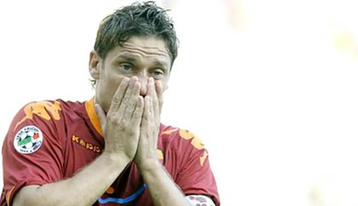 Reaksi kapten AS Roma, Francesco Totti di laga lawan Napoli yang berlangsung di Olimpico Stadium, 4 Oktober 2009. Dua gol Totti membuat Roma unggul 2-1. AFP PHOTO / Filippo MONTEFORTE 