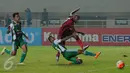 Penyerang Persipura, Boaz Salossa (kanan atas) melakukan tendangan saat melawan PS TNI di lanjutan Torabika Soccer Championship presented by IM3 Ooredoo di Stadion Pakansari Kab Bogor, Minggu (19/6). Persipura unggul 3-1. (Liputan6.com/Helmi Fithriansyah)