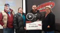 Pria bernama Jeff Fallang ini berhasil memenangkan hadiah lotre sebanyak US$ 1 juta atau sekitar Rp 12,5 miliar.