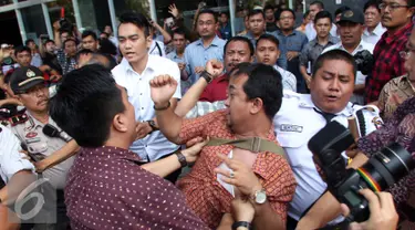 Sejumlah pendukung terdakwa Marudut berusaha menghalangi wartawan saat akan mengambil gambar Marudut usai sidang vonis di Pengadilan Tipikor, Jakarta, Jum'at (2/9). (Liputan6.com/Helmi Afandi)