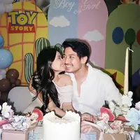 Keduanya baru saja membagikan momen spesial saat menggelar acara gender reveal untuk anak pertama mereka. [@hanggini].