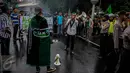 Aktivis HMI berorasi ketika melakukan demo dan bakar ban di Jalan Cikini, Jakarta, Sabtu (8/10). Mereka menuntut Basuki Tjahaja Purnama (Ahok) mempertanggungjawabkan pernyataannya yang dinilai mencederai kitab suci Alquran. (Liputan6.com/Faizal Fanani)