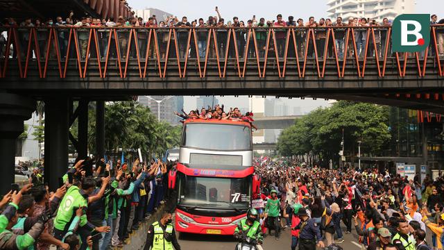 Foto: Pemandangan Menakjubkan! Begini Jadinya Ketika Bus Timnas Indonesia U-22 saat Melewati Ikon Kota Jakarta saat Kira87uara
