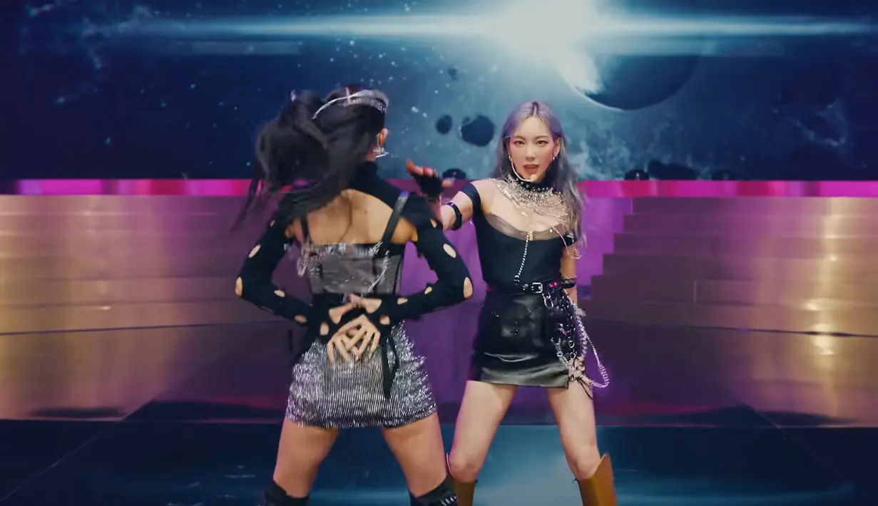 Gap antara senior dan junior seperti tak terlihat, di mana semua member menaklukkan part sulit di lagu maupun gerakan dance-nya (YouTube Girls on Top)