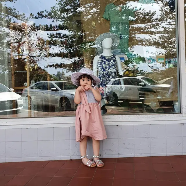 Gaya Menggemaskan Brie Saat Kenakan Dress Berwarna Merah Muda