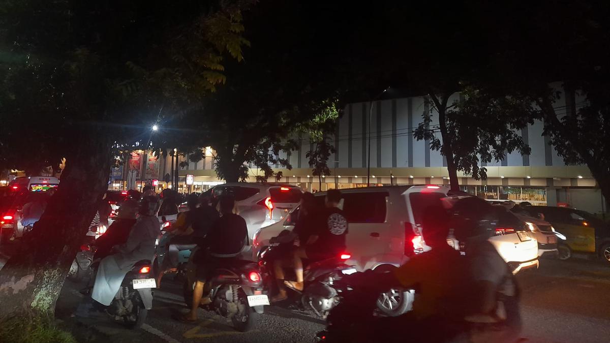 Blackout 7 Jam di Sumatra: Warga Padang Bertahan Tanpa Listrik, Air, dan BBM