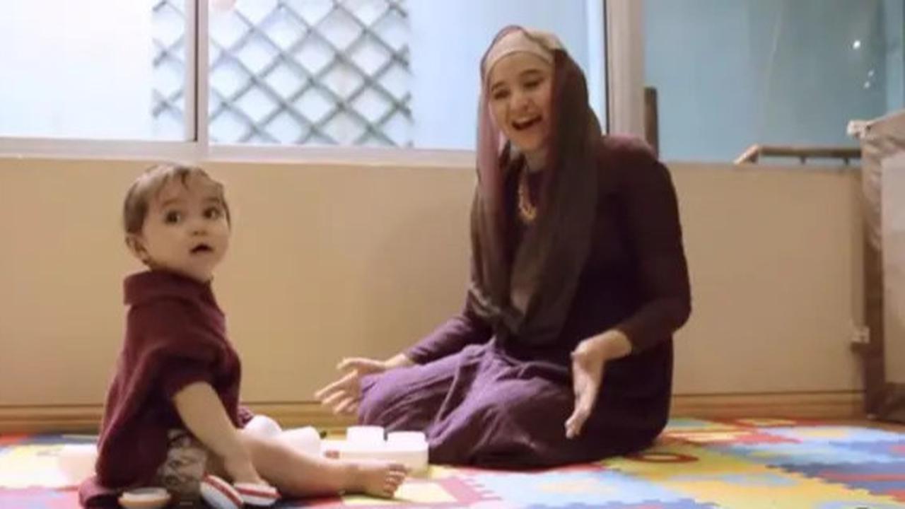 6 Potret Lawas Marshanda saat Sienna Masih Bayi, Cantik Pakai Tren Hijab Kekinian di Masanya