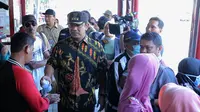 Wali Kota Semarang Hendrar Prihadi memberikan cairan hand sanitizer di Halte BRT.