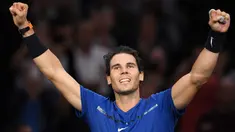 Petenis Spanyol, Rafael Nadal berselebrasi seusai mengalahkan petenis Korea Selatan, Hyeon Chung pada babak kedua Paris Masters di Paris, Rabu (1/11). Nadal sukses mengunci peringkat satu dunia pada akhir tahun 2017. (CHRISTOPHE ARCHAMBAULT / AFP)