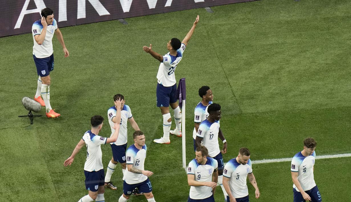 <p>Gelandang Inggris, Jude Bellingham merayakan gol pembuka timnya ke gawang Iran selama pertandingan pertandingan grup B Piala Dunia 2022 Qatar di Stadion Internasional Khalifa di Doha, Qatar, Senin (21/11/2022). Inggris menang telak atas Iran dengan skor 6-2. (AP Photo/Hassan Ammar)</p>