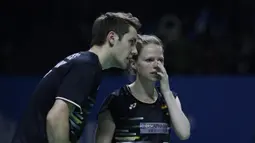 Pasangan Jerman, Mark Lamsfuss/Isabel Herttrich saat melawan wakil Indonesia, Praveen Jordan/Melati Oktavianti, pada Indonesia Open 2019 di Istora, Jakarta, Selasa (16/7). Pasangan Indonesia takluk 20-22, 14-17. (Bola.com/M Iqbal Ichsan