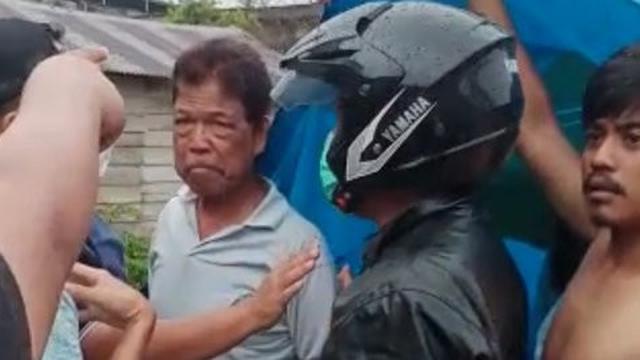 Terpidana kasus korupsi, Mubassir ditangkap oleh tim tangkap buron Kejati Sulawesi Selatan dan Sulawesi Barat, serta Kejari Pare-pare dan Mamuju di tenda pengungsian gempa Mamuju. (Foto: Liputan6.com/Abdul Rajab Umar)